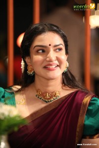 honey-rose-in-red-saree-photos-612-011