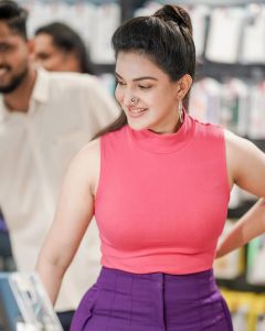 honey-rose-in-violet-pants-and-pink-top-photos-010