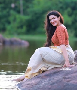 honey-rose-latest-kerala-dress-photos-008