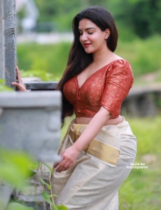 honey-rose-new-kerala-dress-photos-004