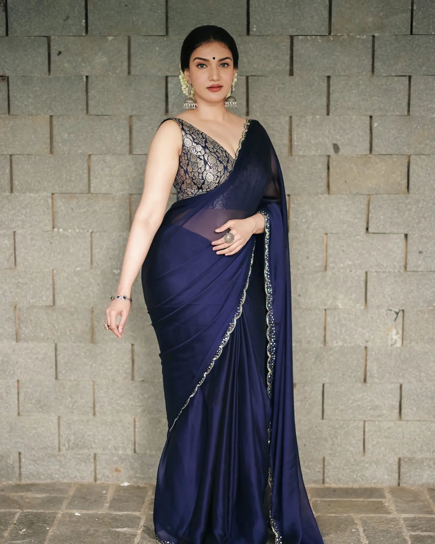 honey-rose-in-black-saree-images-004.jpg