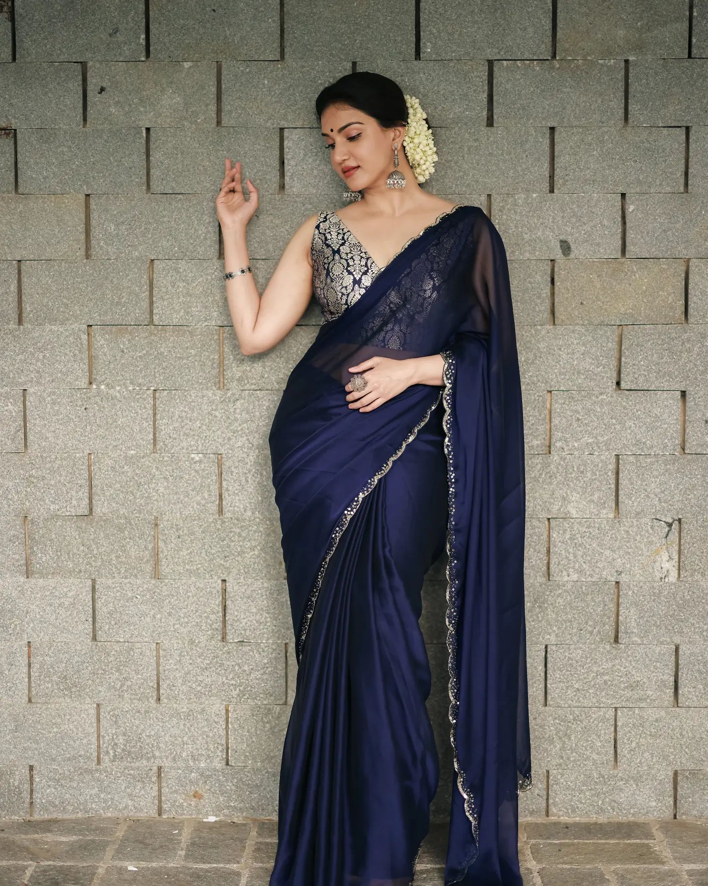 honey-rose-in-black-saree-images.jpg