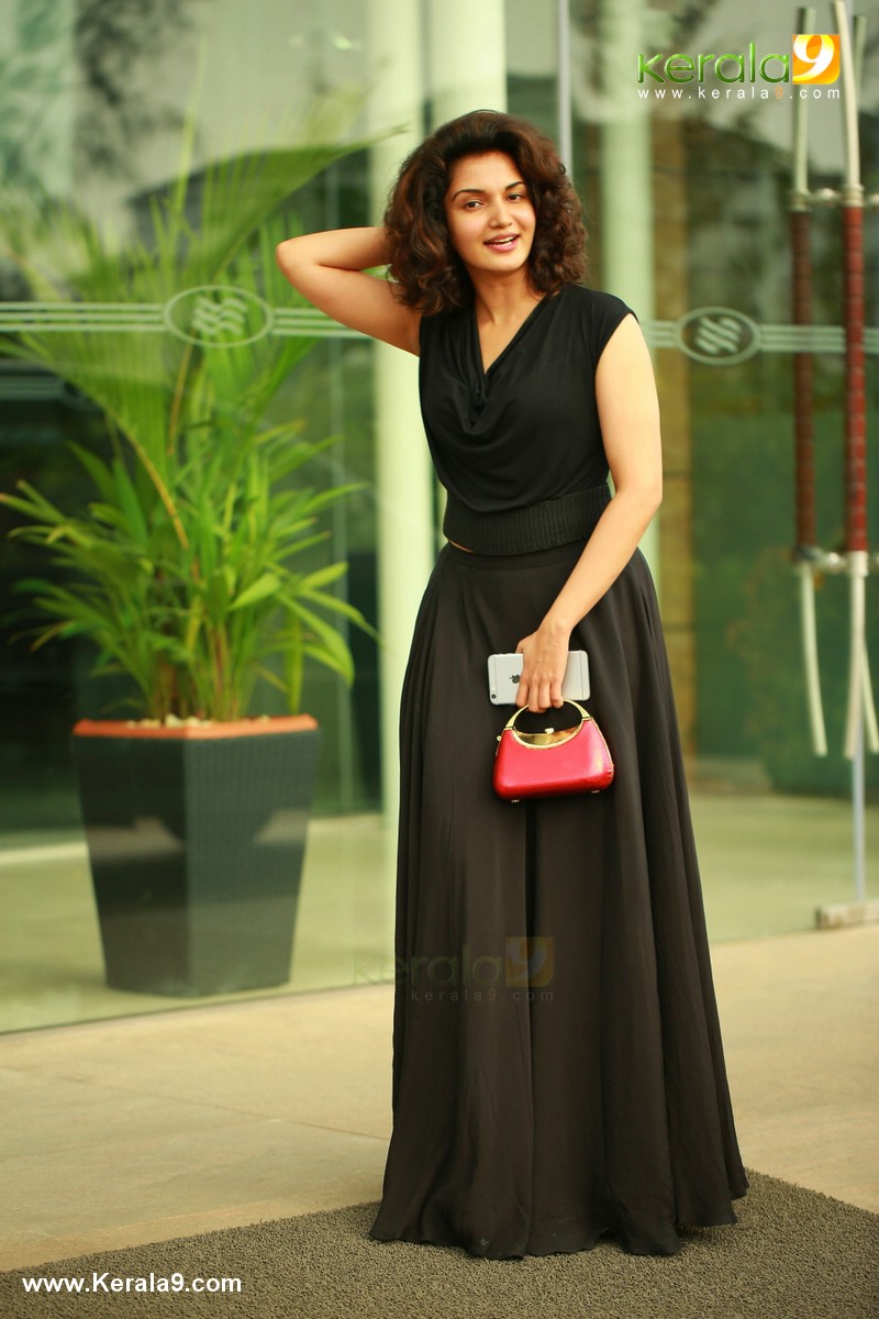 malayalam-actress-honey-rose-latest-photos-0837-01614.JPG