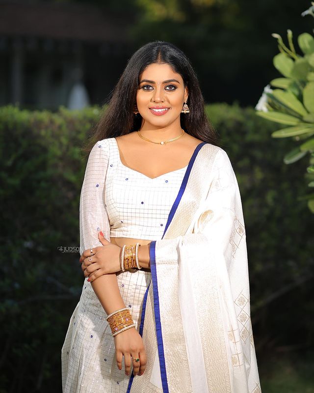 actress-iniya-new-photoshoot-004.jpg