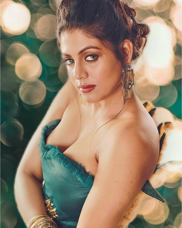 actress-iniya-new-photoshoot-in-modern-dress-001.jpg