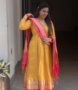 actress-iniya-looking-traditional-style-images-002