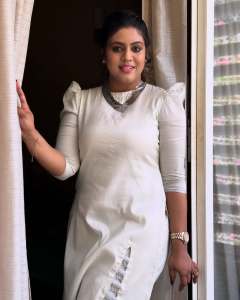 actress-iniya-looking-traditional-style-images