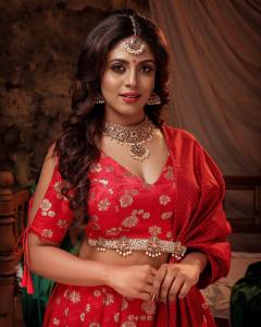 iniya-in-red-lehenga-latest-photoshoot-pictures