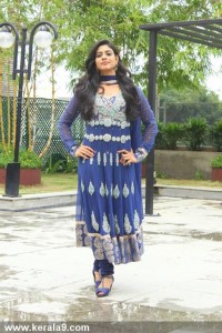 iniya-latest-images-0046