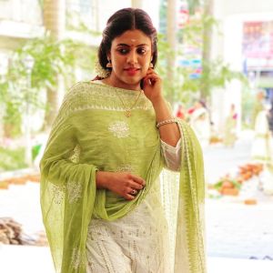 iniya latest images6098-002