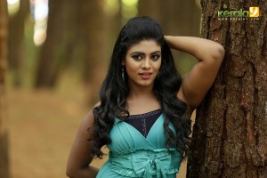 iniya-latest-movie-stills-0939-0036
