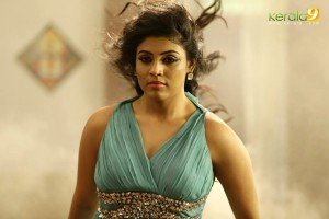 iniya-latest-movie-stills-0939-00627