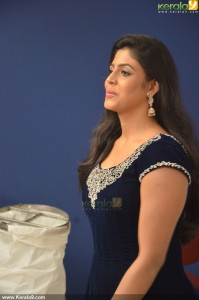 iniya-latest-pics-04289