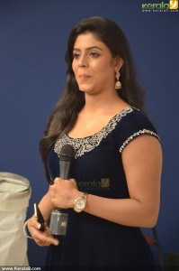 iniya-latest-pics-04332