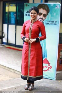 iniya-latest-pics-258-00119