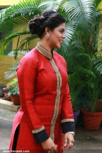 iniya-latest-stills-147-00970