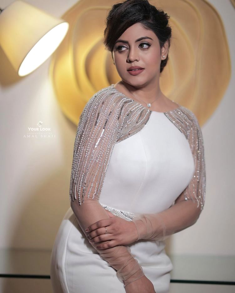 iniya-latest-photoshoot-pictures-003.jpg