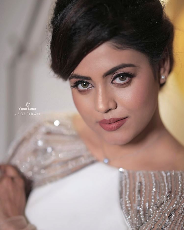 iniya-latest-photoshoot-pictures.jpg