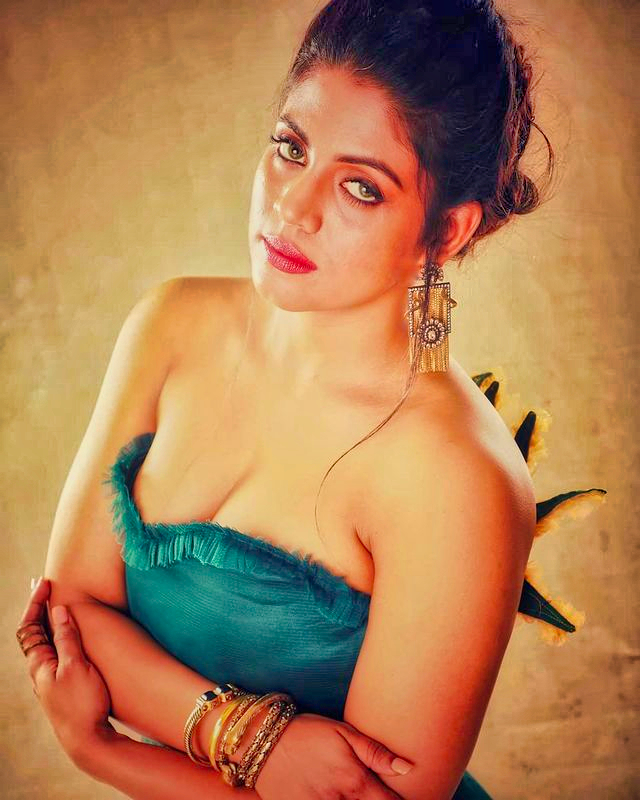 iniya-new-photoshoot-in-modern-dress-006.jpg