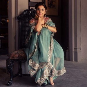 isha-talwar-an-intricate-hand-embroidery-adorn-organza-saree-002