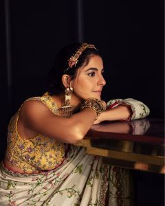 isha-talwar-an-intricate-hand-embroidery-adorn-organza-saree-004