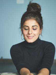 isha-talwar-in-black-top-with-messy-hair-style-photos-001