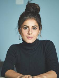 isha-talwar-in-black-top-with-messy-hair-style-photos-002