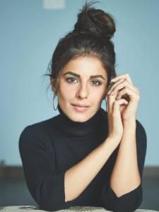 isha-talwar-in-black-top-with-messy-hair-style-photos-003
