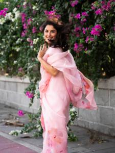 isha-talwar-in-light-pink-saree-with-flower-design-saree-photos-002