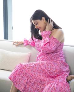 kajal-aggarwal-in-off-shoulder-pink-dress-001
