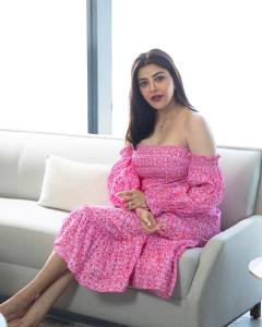 kajal-aggarwal-in-off-shoulder-pink-dress-003