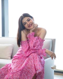 kajal-aggarwal-in-off-shoulder-pink-dress-004