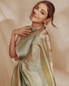 kajal-aggarwal-new-photos-in-pista-green-saree