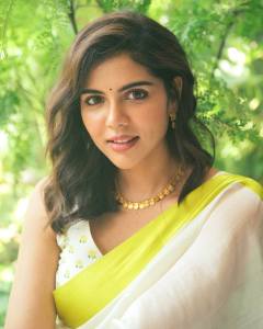 actress-kalyani-priyadarshan-new-photos-in-kerala-white-saree-with-golden-border-003