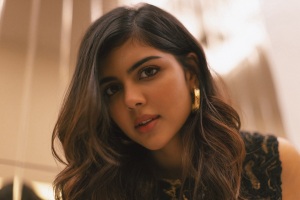 kalyani-priyadarshan-in-full-black-dress-ideas-005