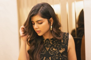kalyani-priyadarshan-in-full-black-dress-ideas-011