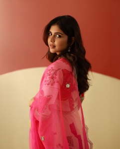 kalyani-priyadarshan-in-onam-vibe-dress-and-makeup-jewellery-photos-004
