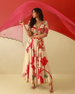 kalyani-priyadarshan-in-onam-vibe-dress-and-makeup-jewellery-photos-005