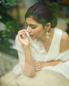 kalyani-priyadarshan-in-sleevless-white-lehanga-look-photos-005