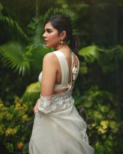 kalyani-priyadarshan-in-sleevless-white-lehanga-look-photos-006