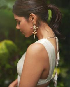 kalyani-priyadarshan-in-sleevless-white-lehanga-look-photos-008