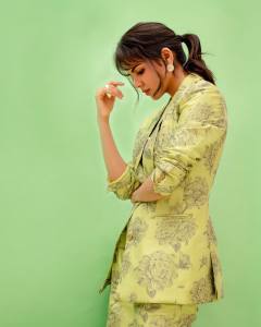 kalyani-priyadarshan-in-thallumaala-style-dress2022-003