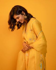 kalyani-priyadarshan-in-yellow-colour-ethnic-kurta-set-photos-002