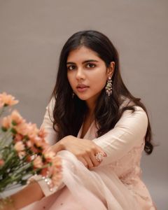 kalyani-priyadarshan-new-photos-in-churidar-with-flowers-001