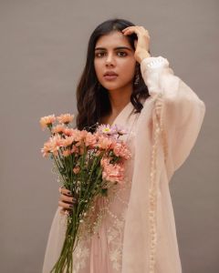 kalyani-priyadarshan-new-photos-in-churidar-with-flowers-002