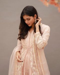 kalyani-priyadarshan-new-photos-in-churidar-with-flowers-003