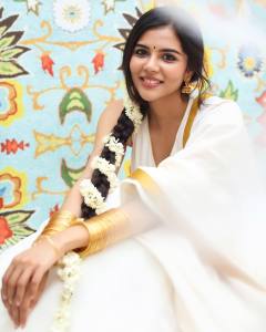 kalyani-priyadarshan-onam-2022-photos-in-kerala-saree-002