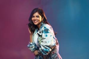 kalyani-priyadarshan-thallumaala-costume-photo-001