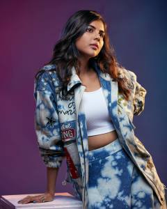 kalyani-priyadarshan-thallumaala-costume-photo-002