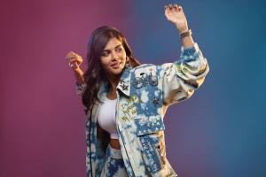 kalyani-priyadarshan-thallumaala-costume-photo